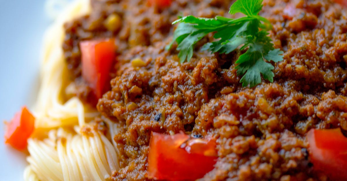 A question about browning meat for spaghetti bolognese - Cooked Pasta With Sliced tomatoes and Green Leafy