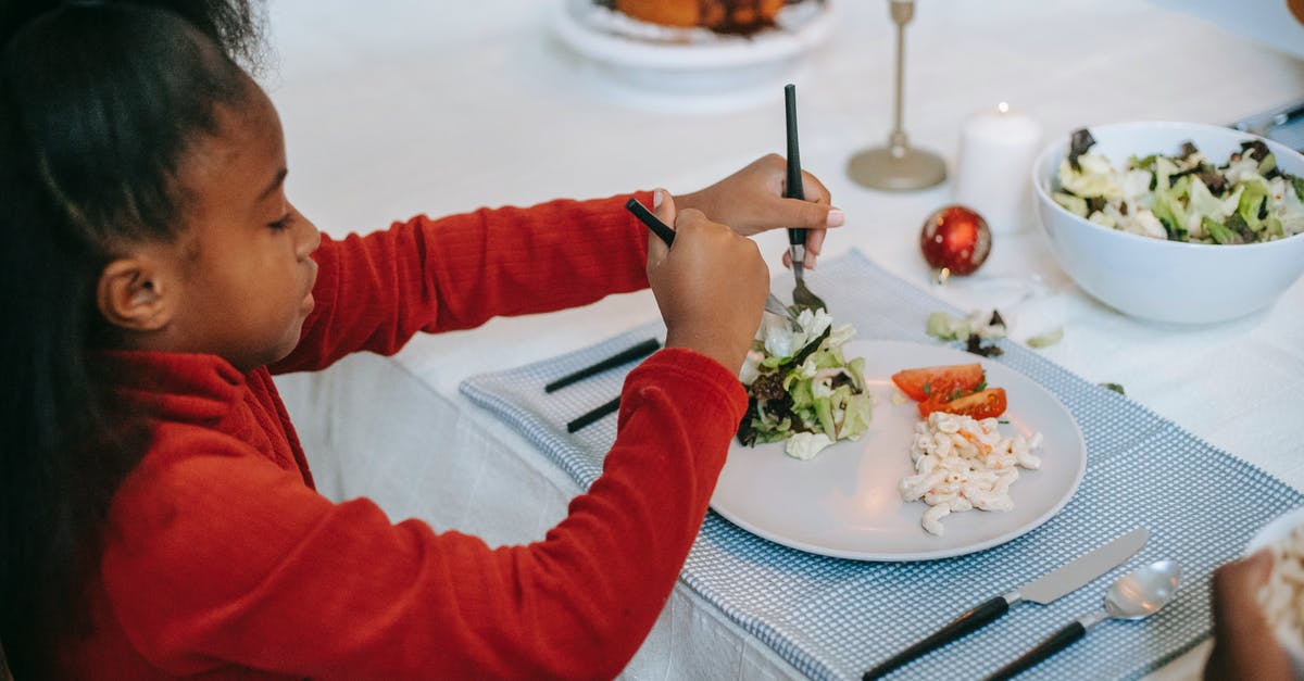 A salad chopper I can put in the dishwasher? - Black girl having dinner at table