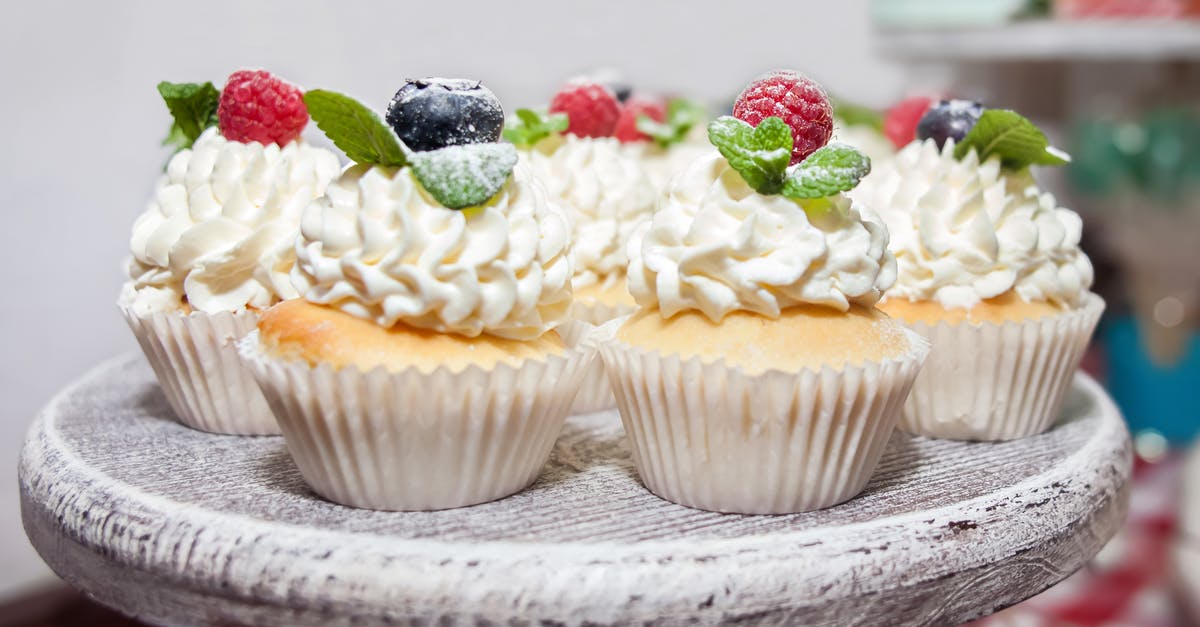 Amount of baking powder in a muffin recipe - Cupcakes with cream and berries with mint