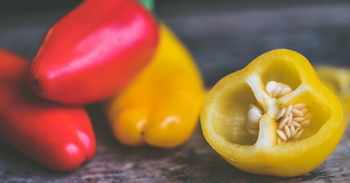 Are bell peppers with brown seeds safe to eat? - Photo of Red and Yellow Peppers