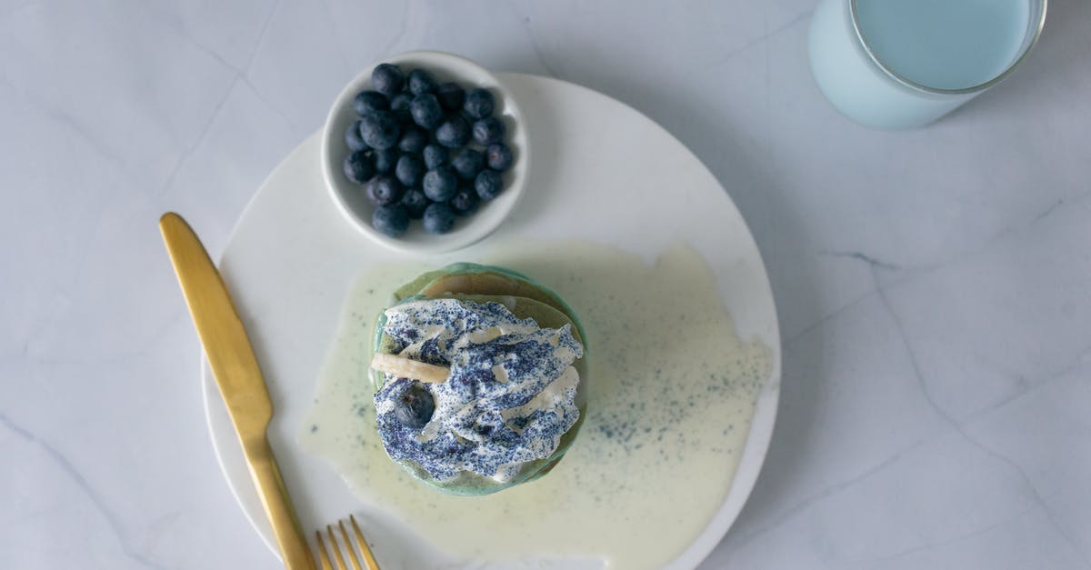 Are spuntini a form of appetizers? - Sweet dessert decorated with white cream near blueberries