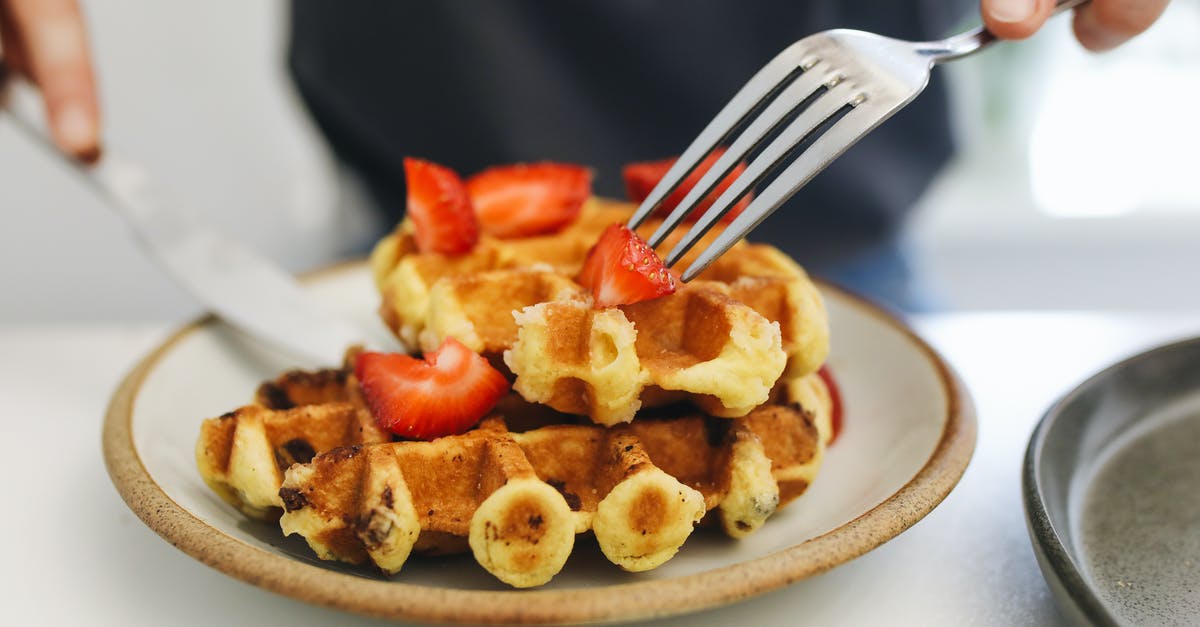 At what temperature to bake waffles in a Lékuké silicon mold? - Waffles With Berries On White Ceramic Plate