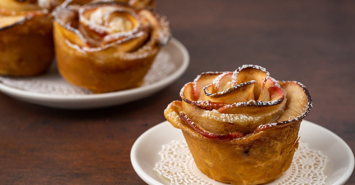 Baking with regular skillet vs. cast iron for apple pie - An Apple Pie on White Ceramic Sauce