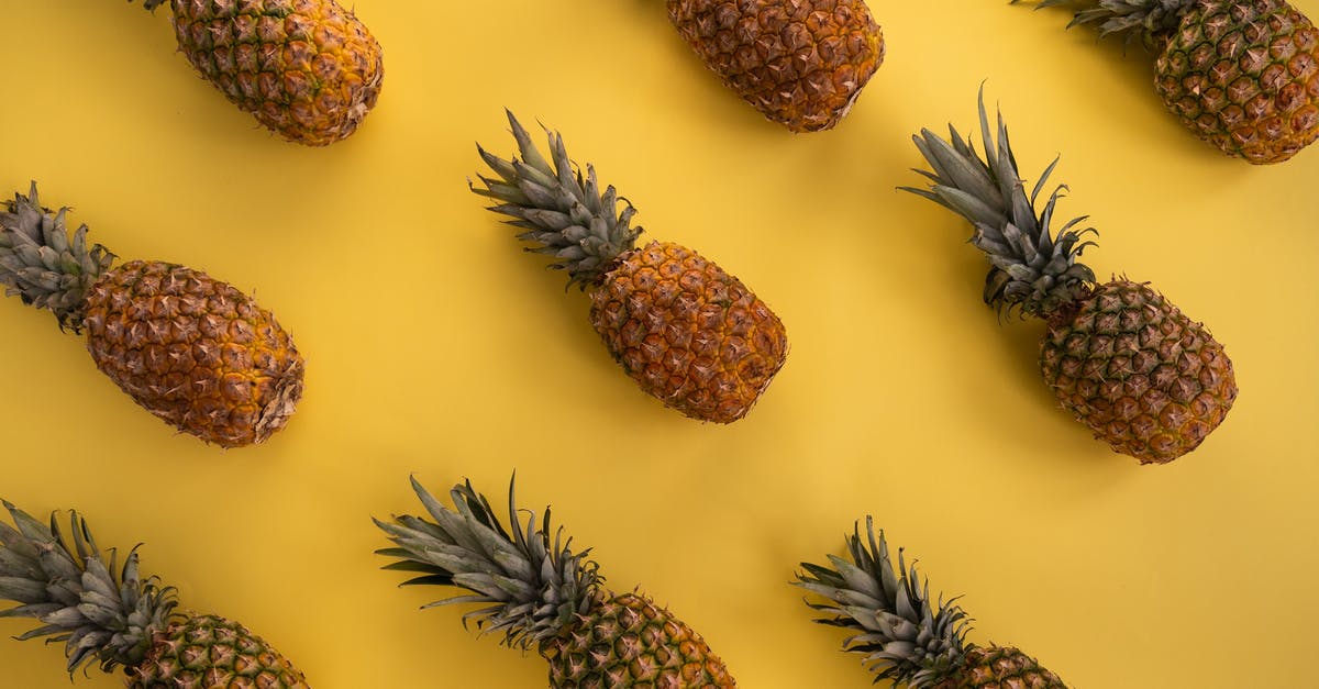 Best way to juice a pineapple - Pineapples pattern on yellow background