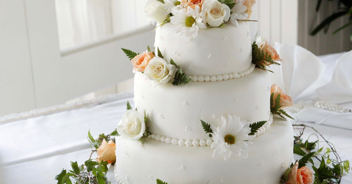 Best way to stabilize wedding cake tiers - White Icing Cover Cake