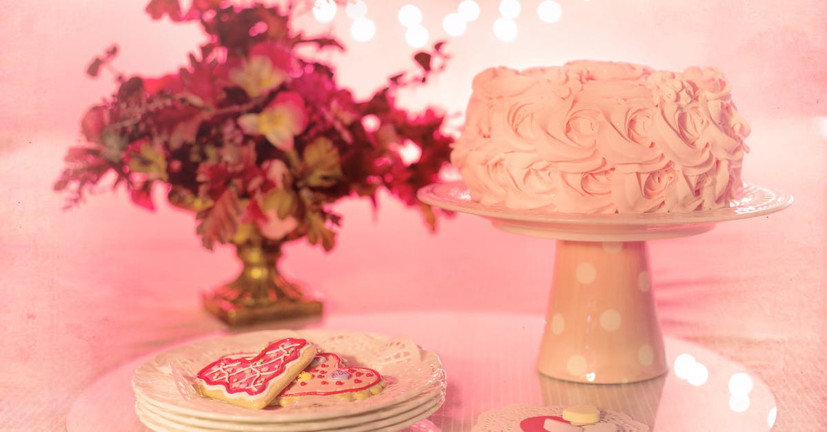 Best way to stabilize wedding cake tiers - Pink Icing Cake on Cake Stand