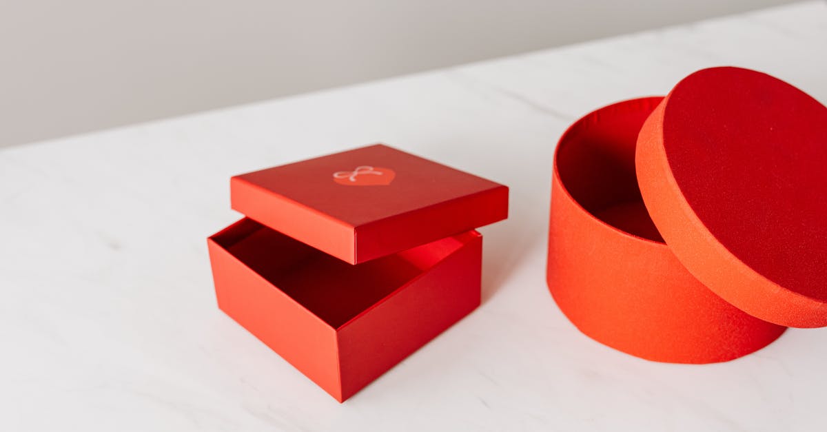 Blender Buying - Square vs. Round Container - Different shapes red gift boxes on table