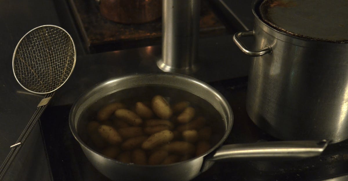 Boiling potatoes with vs. without skin - Potatoes on a Cooking Pot