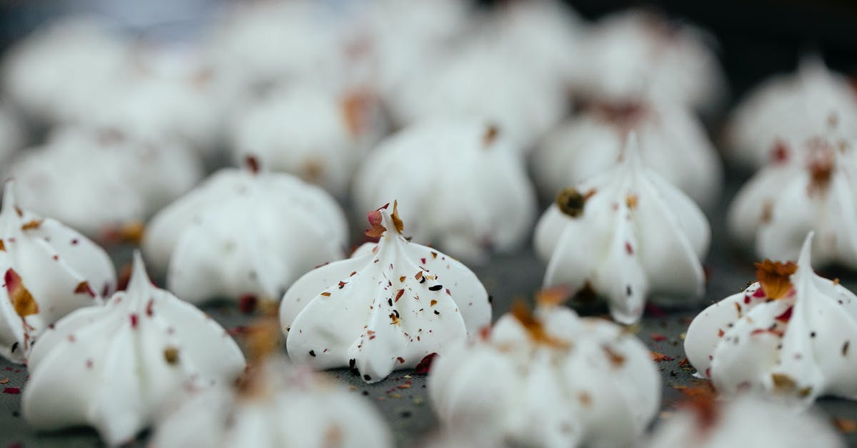 Broil meringue cookies? - Delicious raw meringue cookies with chocolate powder