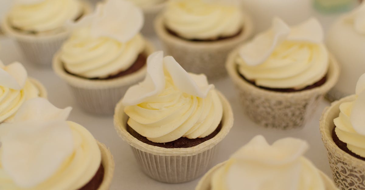 Butter cream icing substitutions for covering the cake with fondant - Selective Focus Photography of Cupcakes