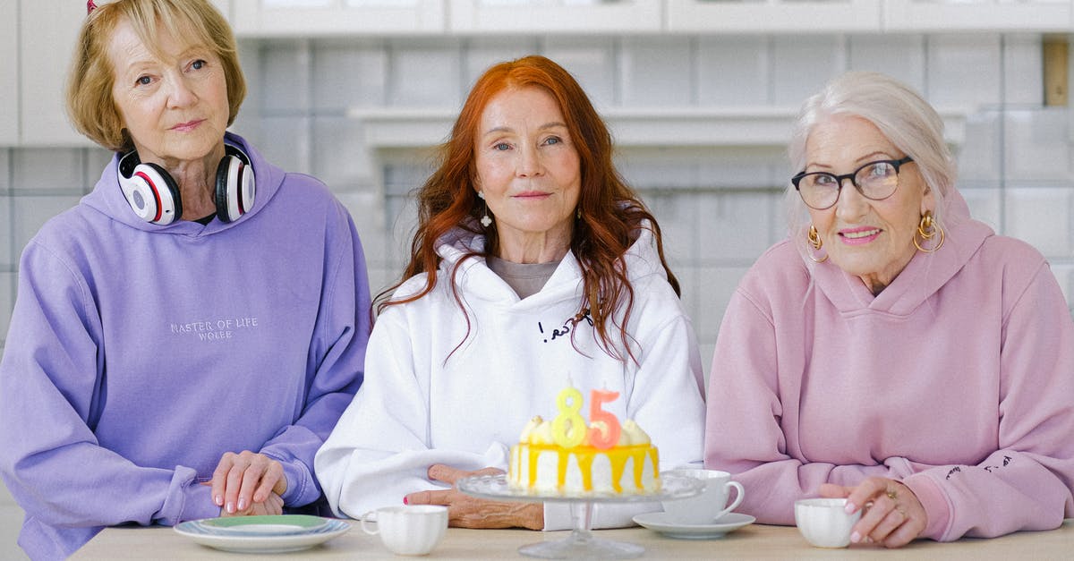 Can cake batter sit before using? - Senior women friends sitting at table with birthday cake