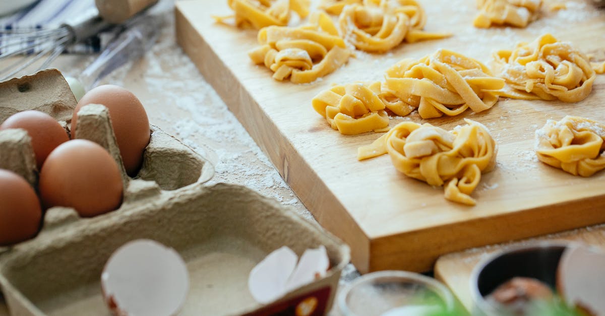 Can I make buckwheat flour starting from toasted buckwheat? - Raw tagliatelle nests on wooden board