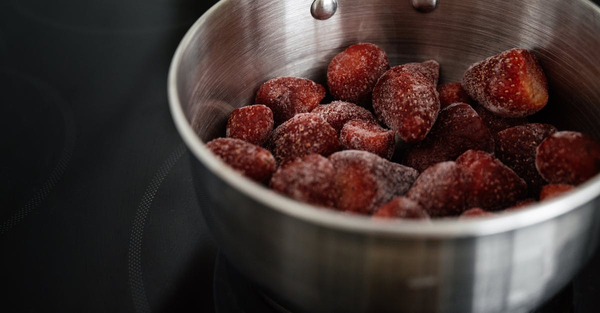 Can I reheat meal in pyrex-like glassware on vitro ceramic stove? [duplicate] - Shiny metallic bowl with frozen strawberry