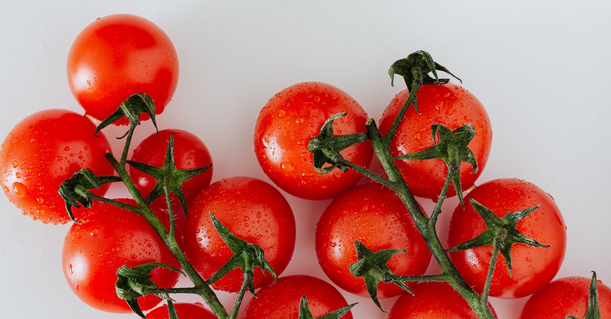 Can I subsitute crushed tomatoes with tomato puree? - Composition of red tomatoes with water drops