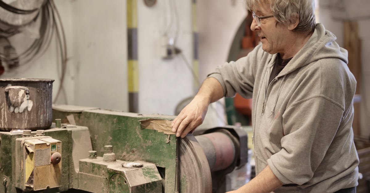 Can I use a crêpe pan instead of a comal? - Senior man working with metal details in workshop