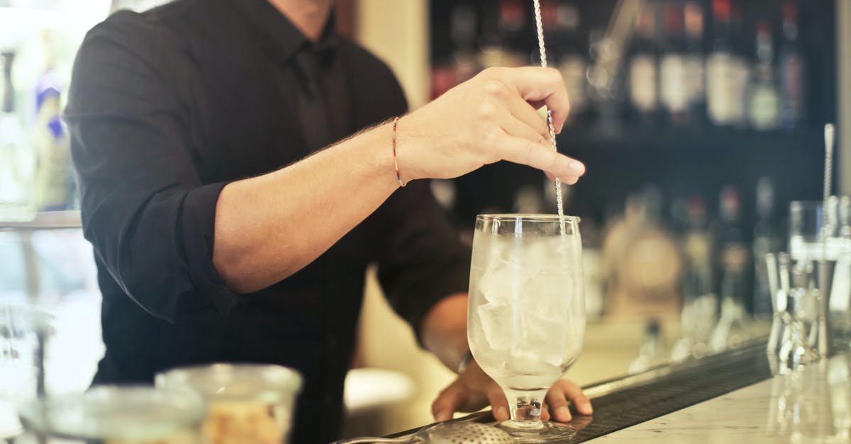 Can pho be served ice cold? - Crop barman making cocktail in pub
