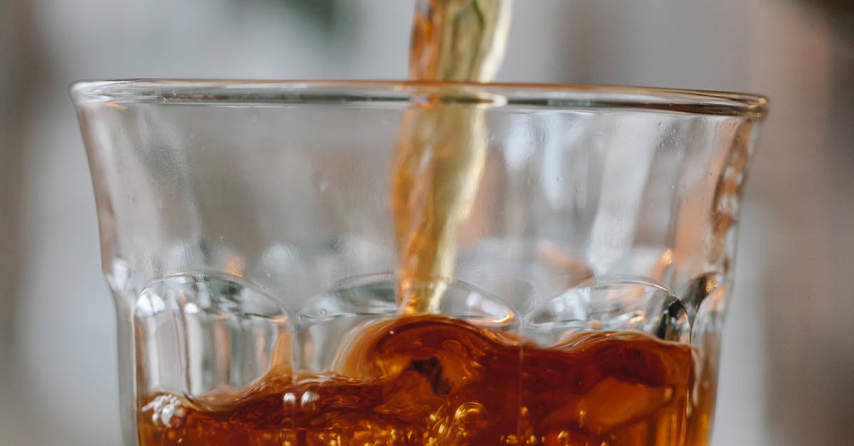 Can you brew black tea in a macchinetta? - Aromatic black tea pouring into glass