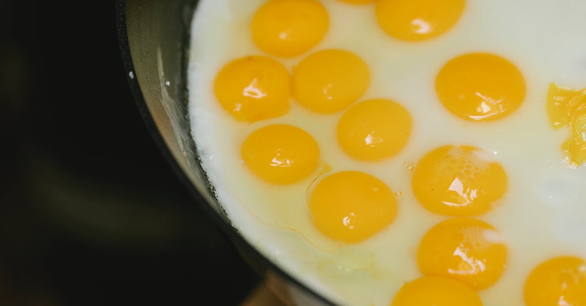 Can you deep fry chicken in a 6.75qt dutch oven? - Fresh eggs frying in pan