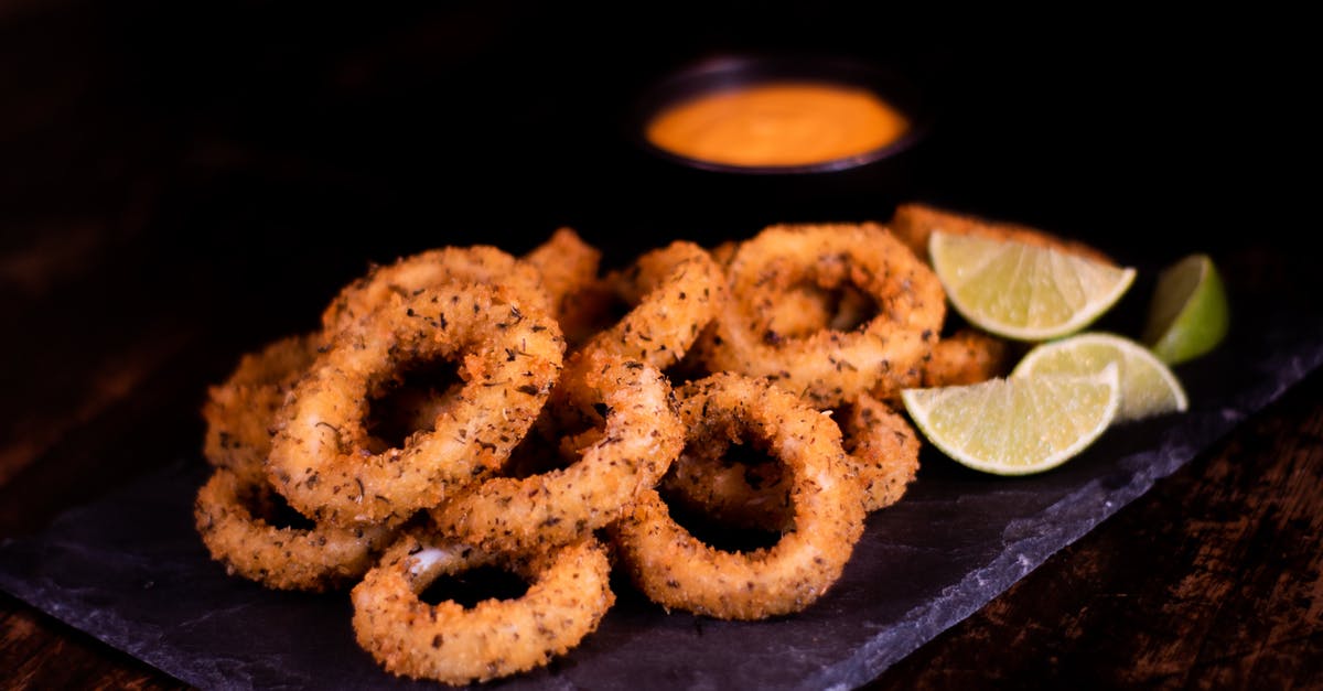 Can you reheat cooked calamari without thawing? - Fried onion rings and slices of lime