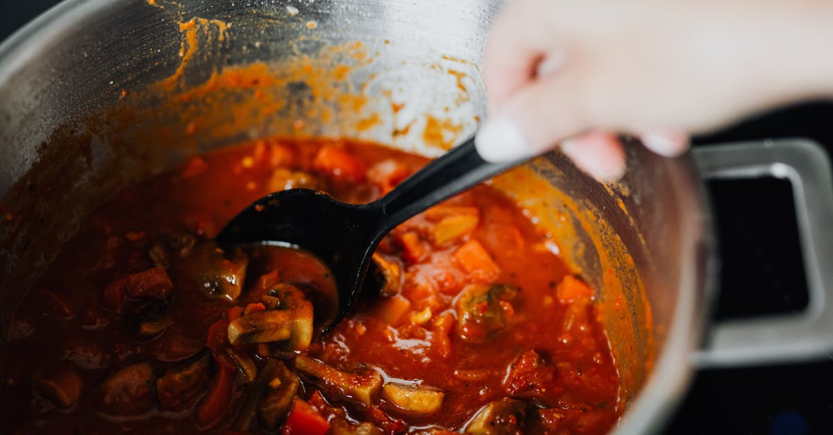 Cooking shakshuka without burning the tomatoes - Photograph of a Red Dish