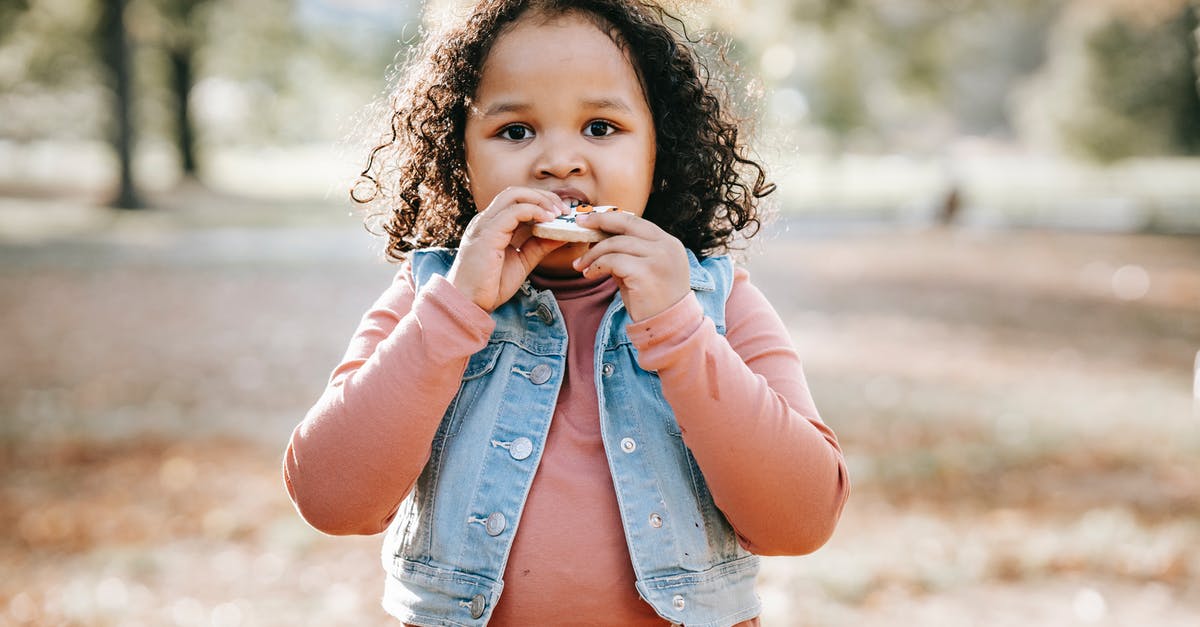 Correlation between perceived sweetness and sugar content - Cute little child with cookie