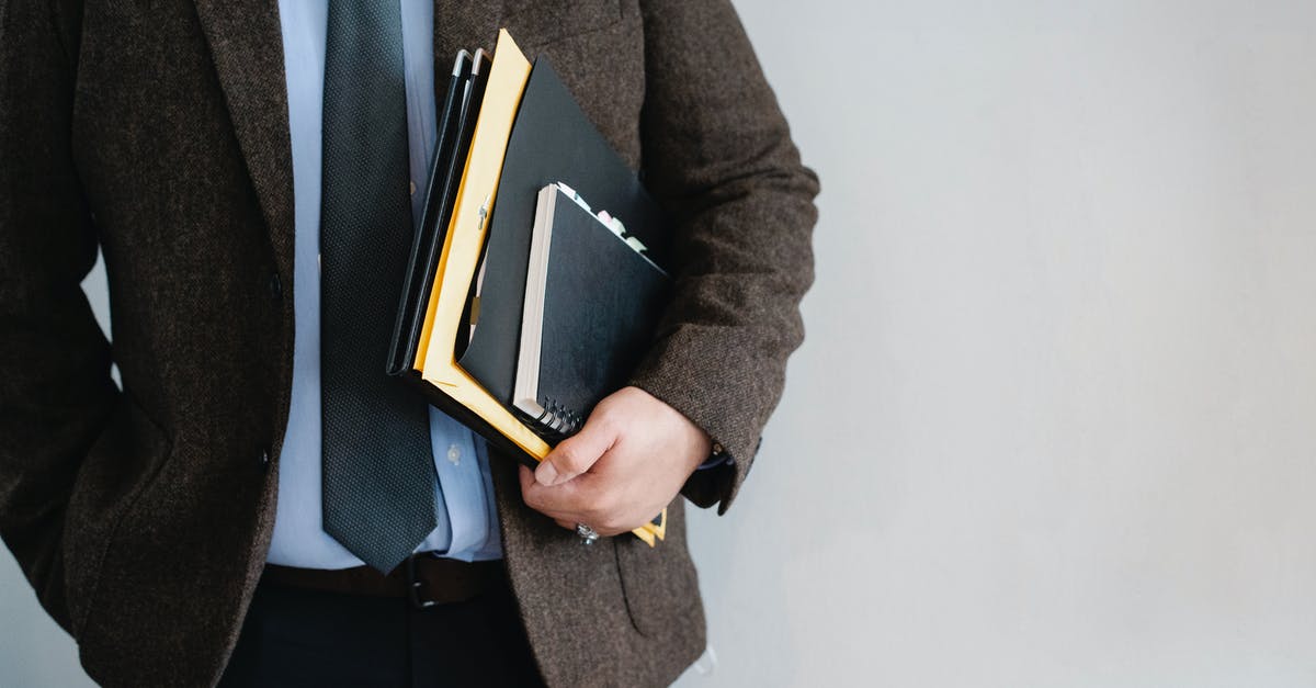 Cues to a reliable or unreliable recipe? - Crop unrecognizable office worker standing with papers in hand