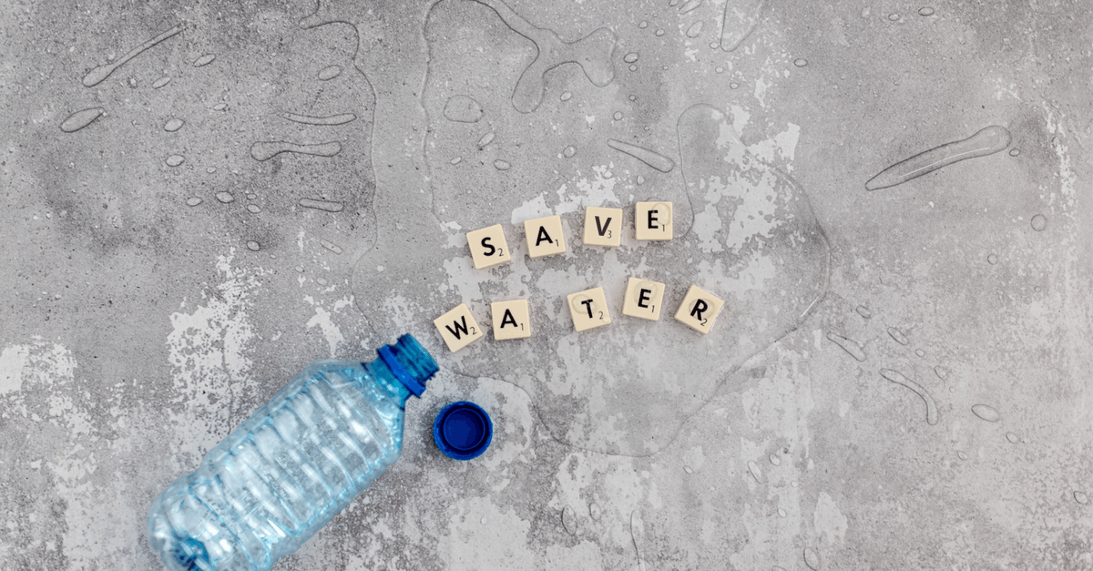 Device to install on a bottle to only spill drops - Cubes with letters and plastic bottle with spilled water