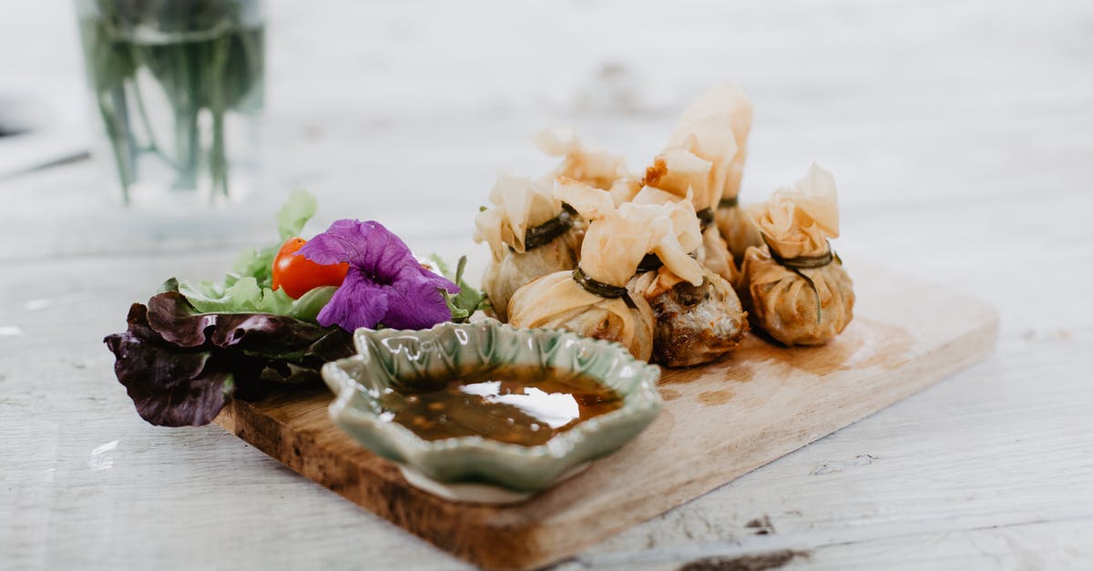 Difference between vegetable shortening and vegetable ghee? - Dim sum and vegetables on wooden board in cafe