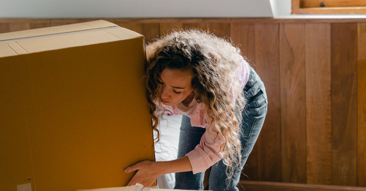 Does adding vinegar to rice while while boiling reduce stickyness or improve hardness? - Young woman unpacking boxes in light apartment