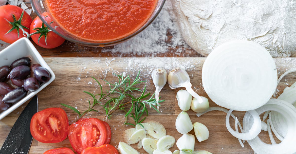 Does addition of tomato puree make the oil component of sauce less lubricating? - Italian Pizza ingredients with tomato sugo, garlic, onions, olives