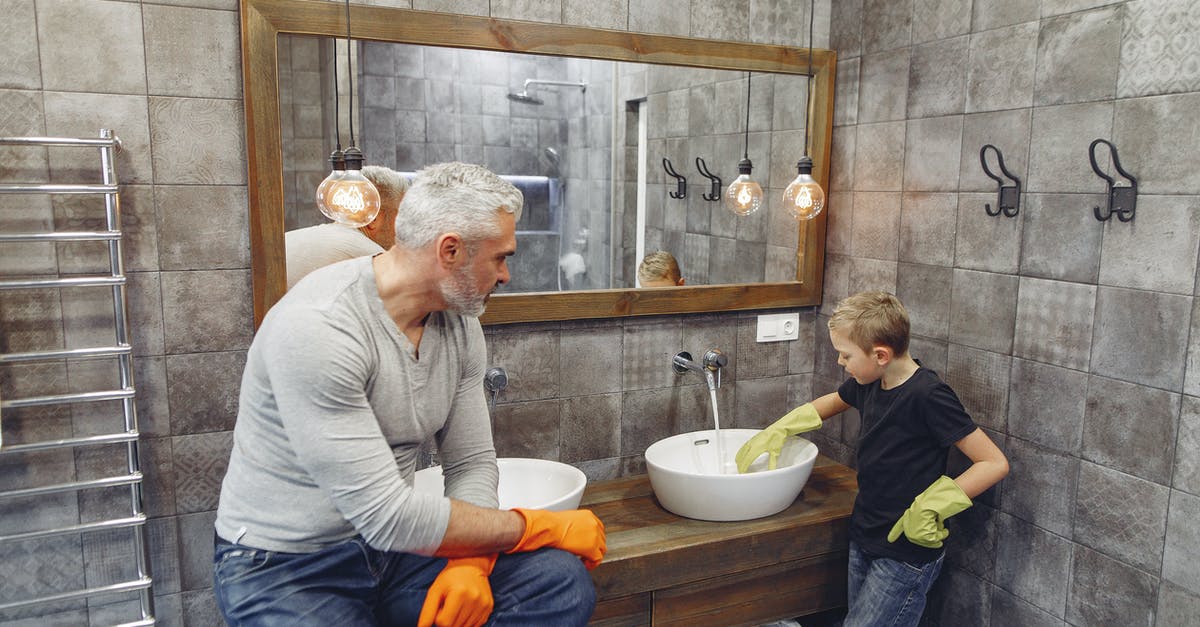 Does soaking in saltwater for 20 mins help cleanse mussels? - Father with child cleaning sink in bathroom