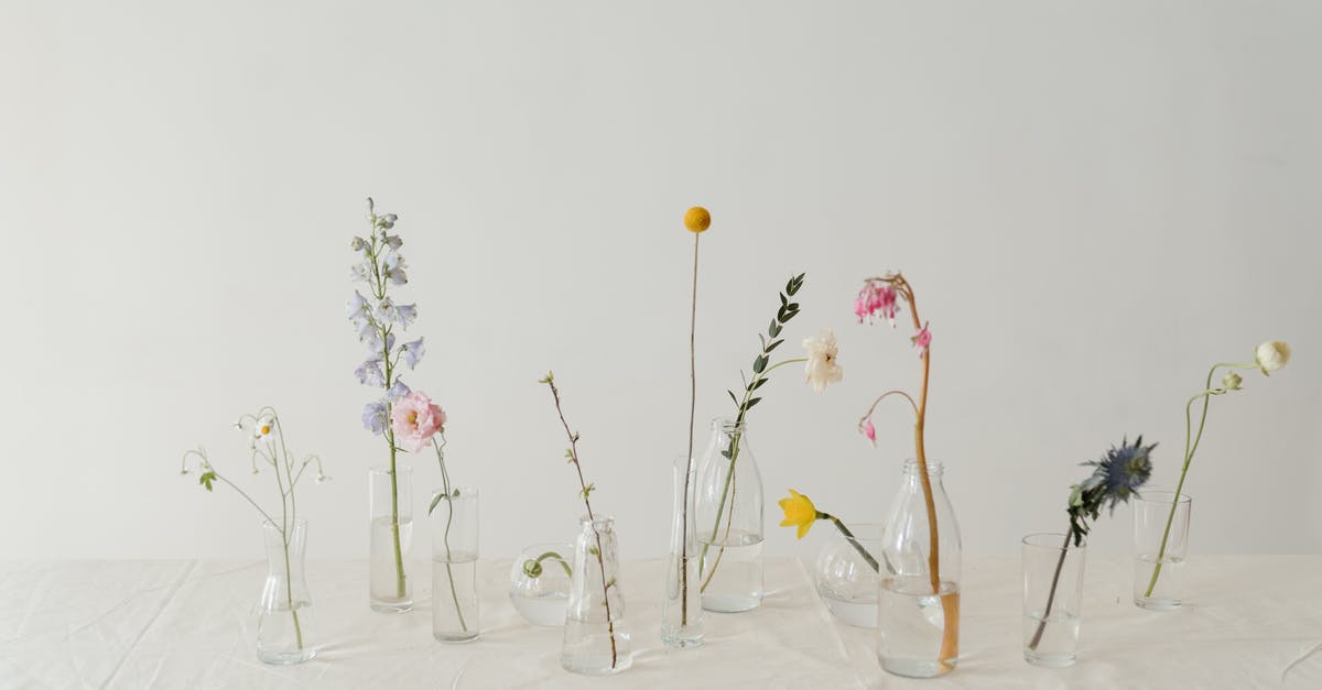 Does wrapping banana stems actually prolong their life? - Photo of Flowers in Clear Glass Vase With Water