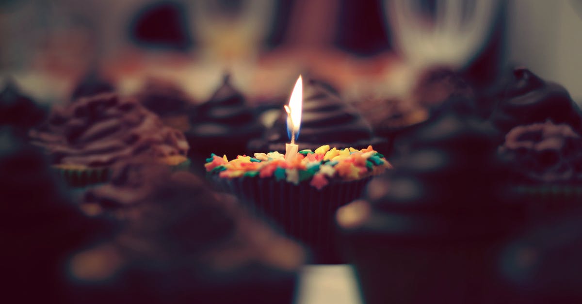 Edible lollipop sticks for a complicated birthday cake - Burning candle with cupcake on table