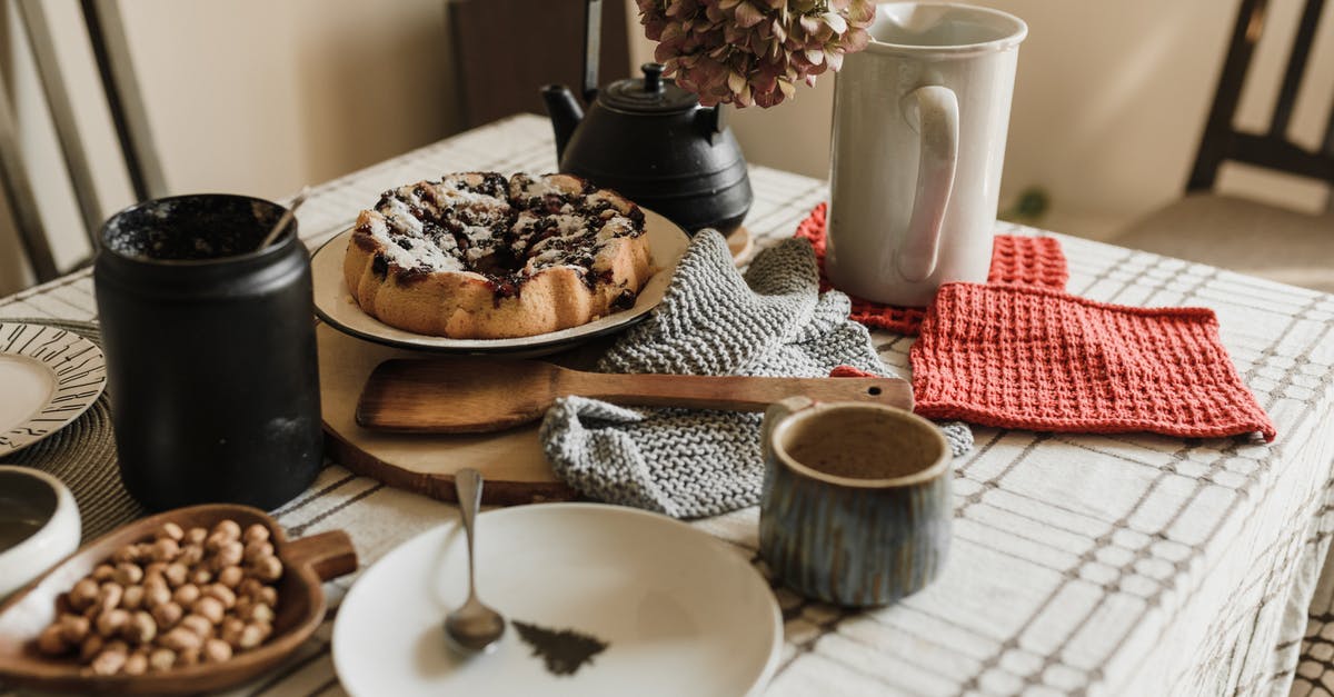 Flavour espresso with vanilla without adding sugar or other sweetener? - Brown and White Cake on White Ceramic Plate