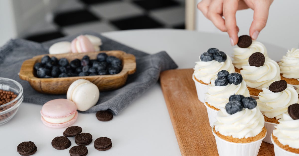 Fresh blueberries vs dried blueberries in a cookie recipe - Crop cook decorating cupcakes with toppings