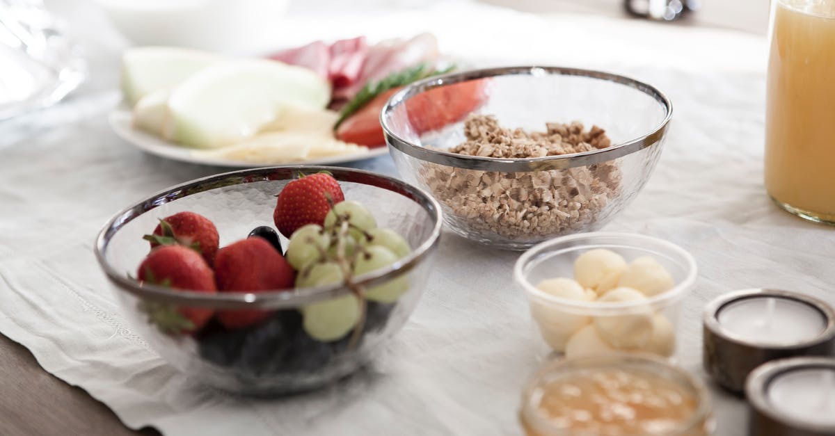 Frozen yogurt with inverted sugar - Strawberries in Bowl