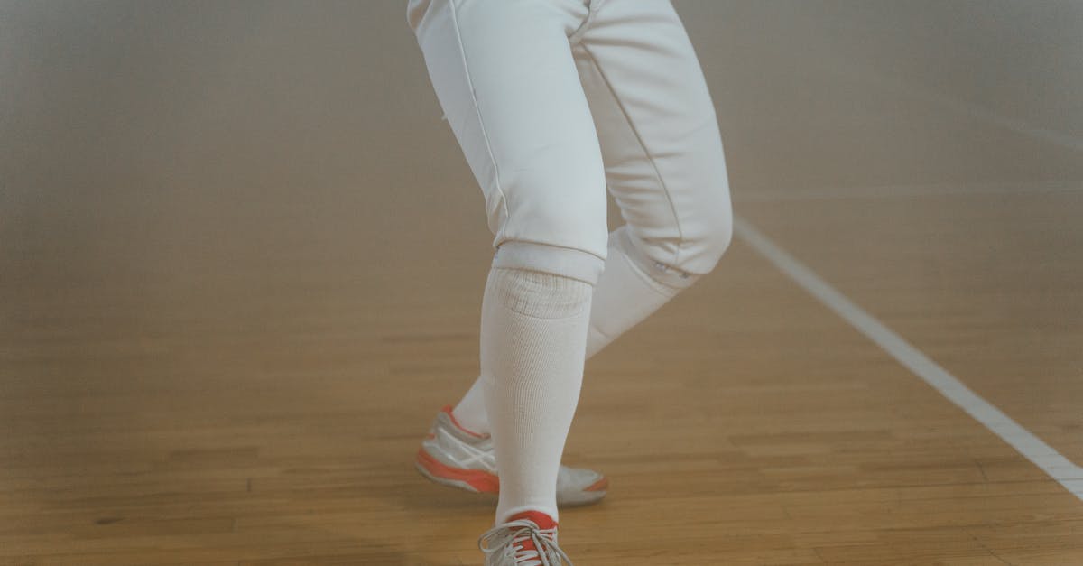 How are macaron feet formed? - A Person Stance in the Sport of Fencing