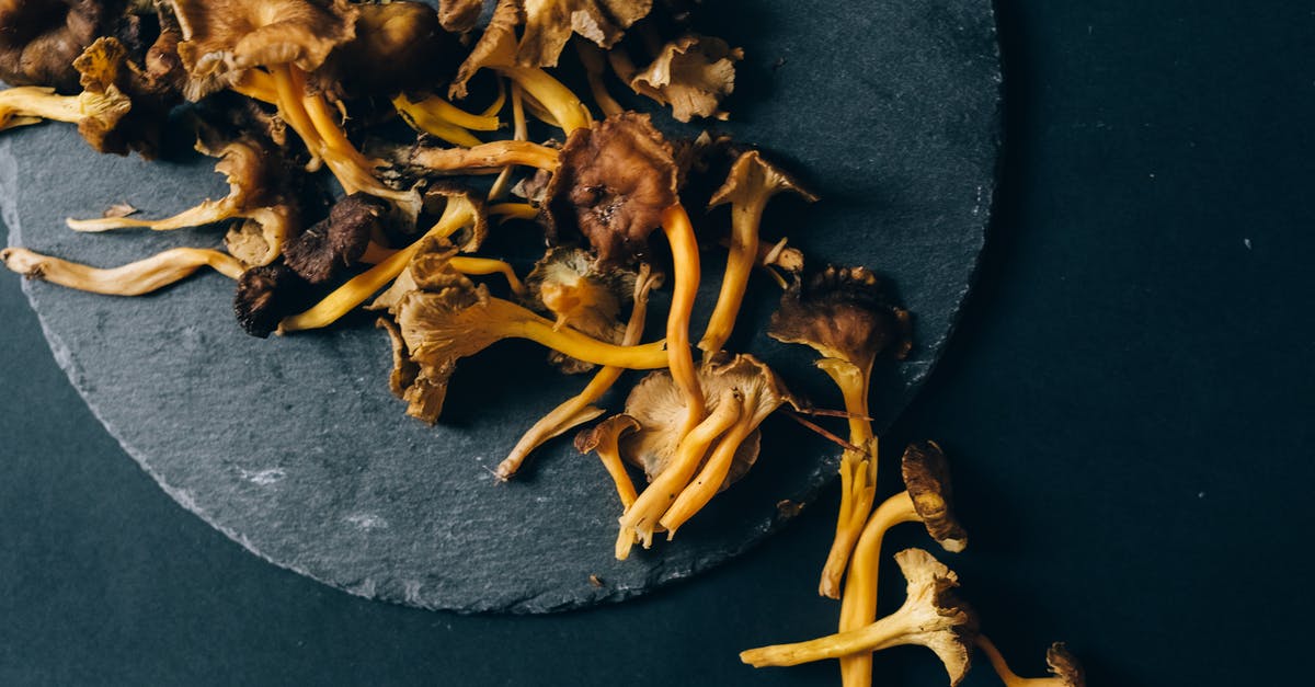 How can bitterness from dried mushrooms be avoided? - Brown Mushrooms on Black Round Surface