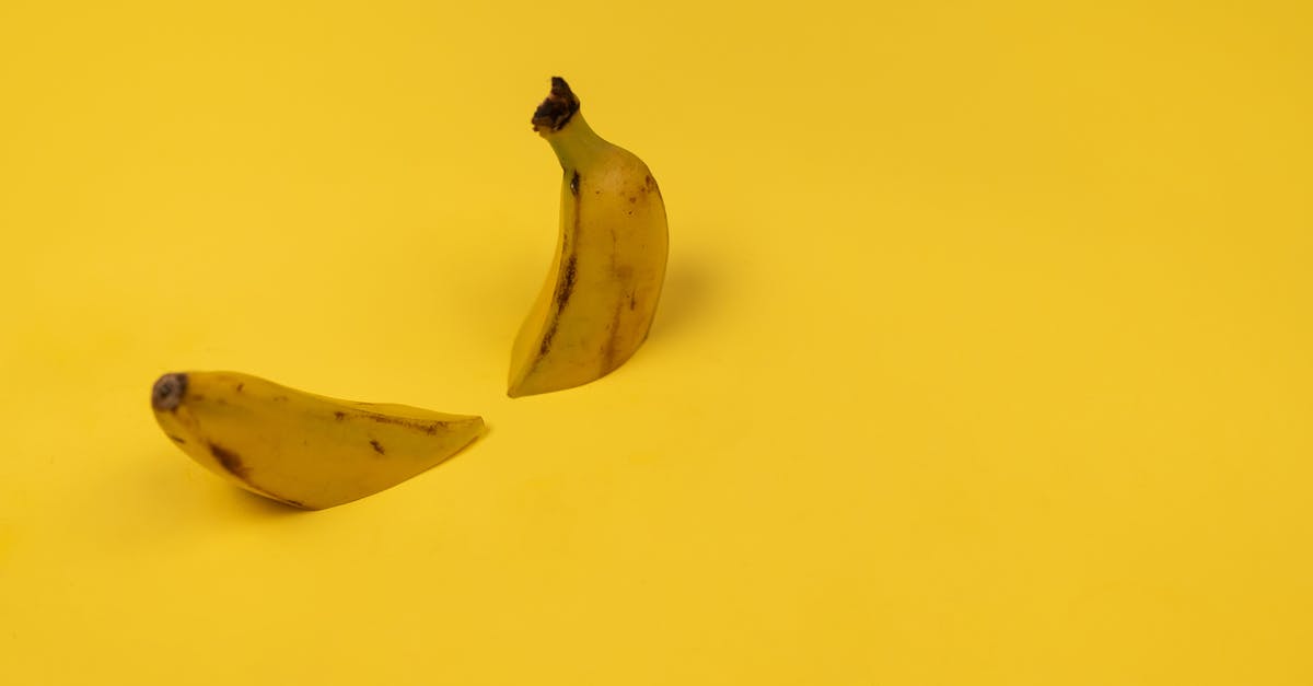 How can I cut fudge smooth and uniform? - Delicious cut fresh banana on yellow background