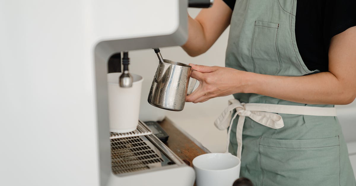 How can I efficiently make single-serve porridge? - Crop barista preparing coffee in cafe