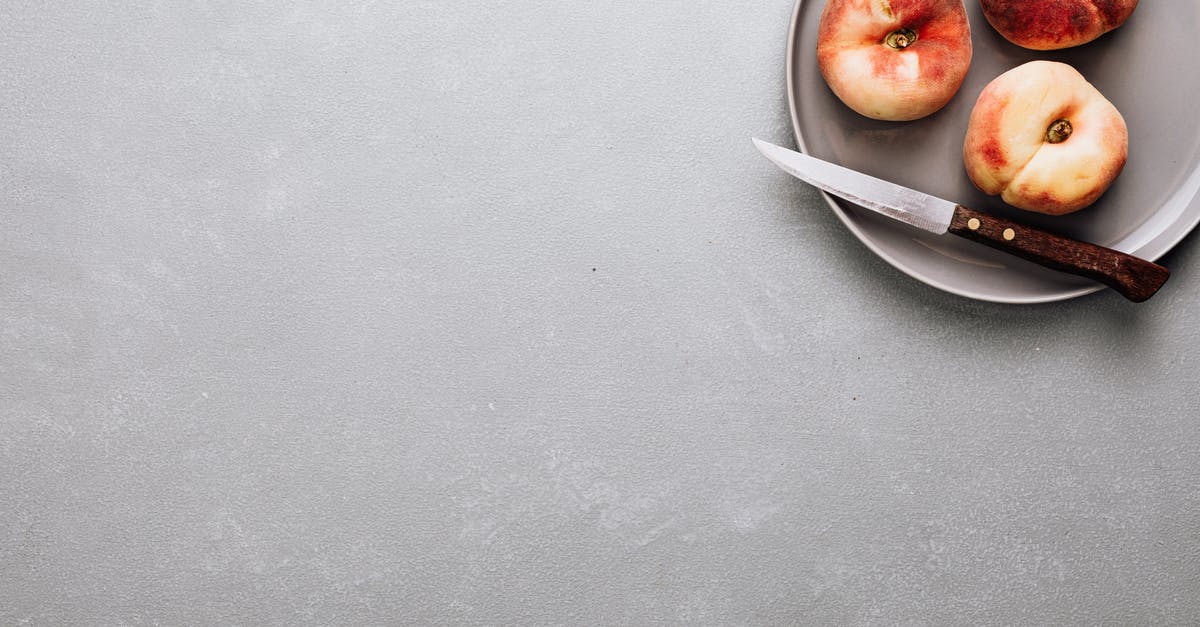 How can I recognize peaches with split pits? - Red Apple Fruit on White Ceramic Plate