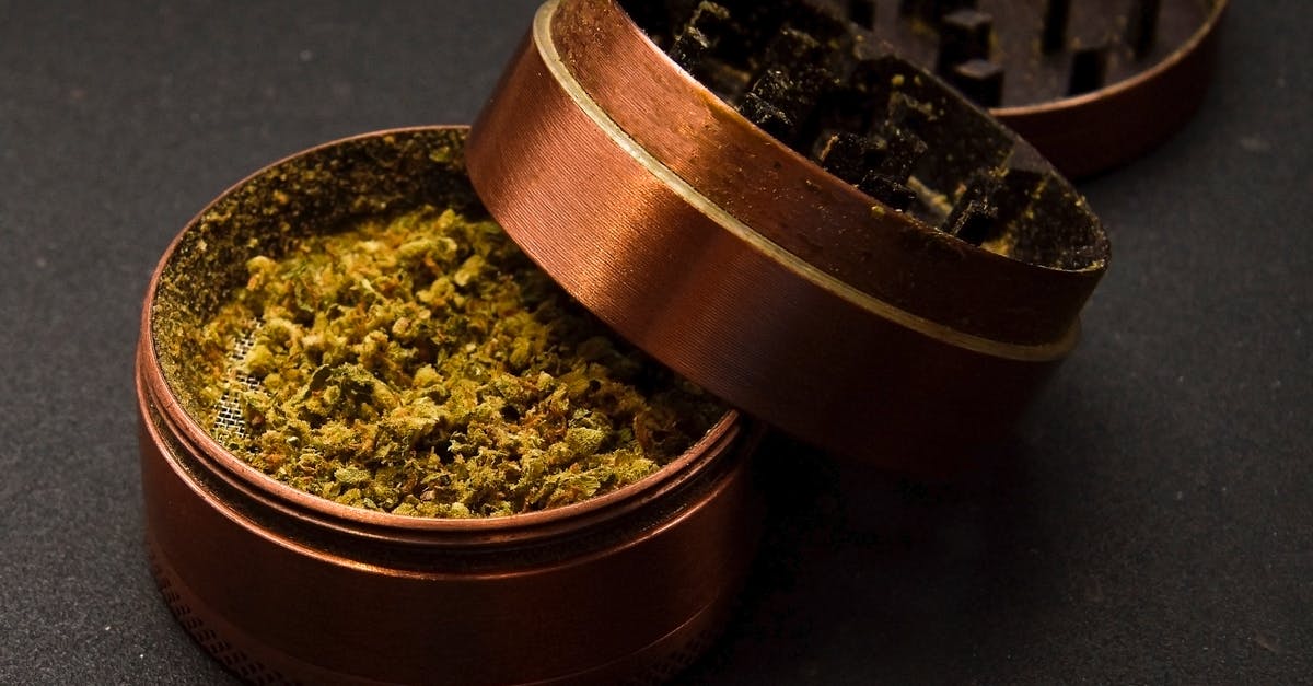 How can I use white pepper without having the odor dominate the food flavour? - Grinder with cannabis , Marijuana buds	