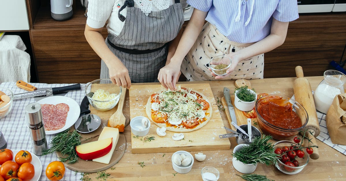 How do I add menthol flavoring to this gum? - Crop women adding spices on pizza