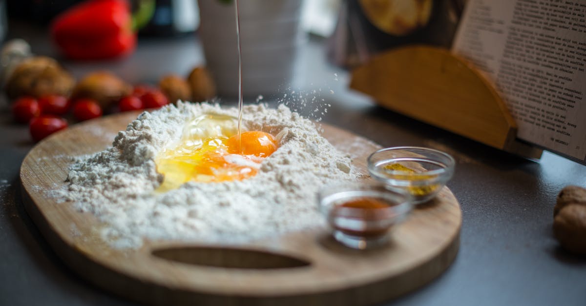 How do I flip an egg when preparing it "over easy"? - Egg Yolk and Bake Powder