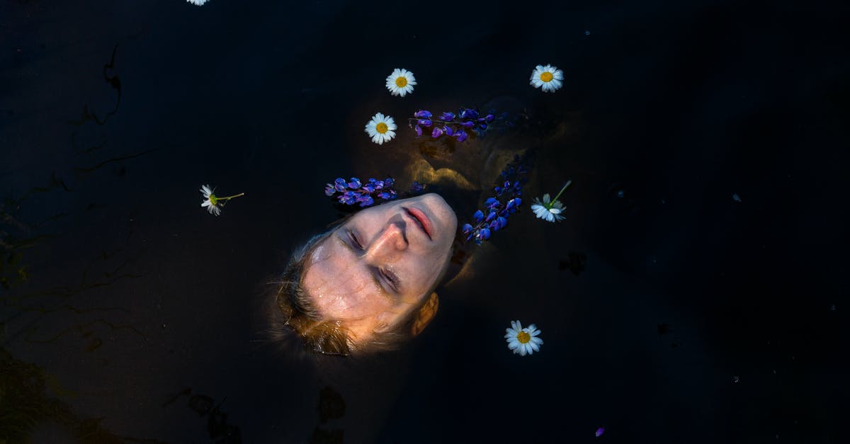 How do I keep a custard from breaking? - Head of man lying on water with flowers