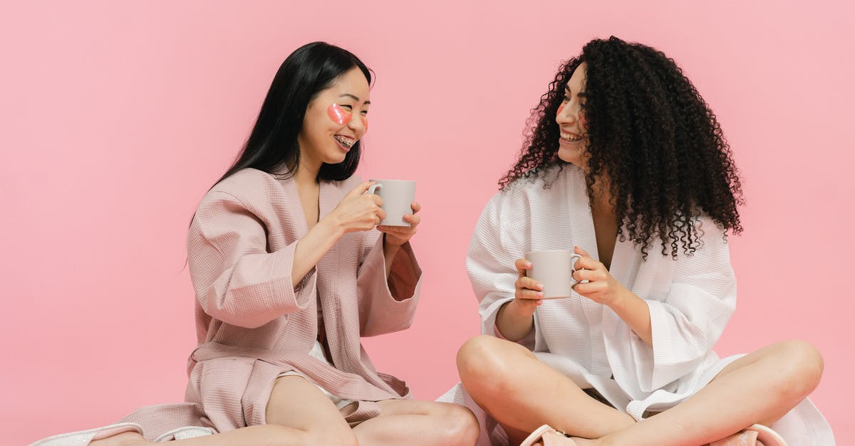 How long does grease take to go bad/rancid when sitting out? - Two women in bathrobes sitting on floor and having break with cup of tea