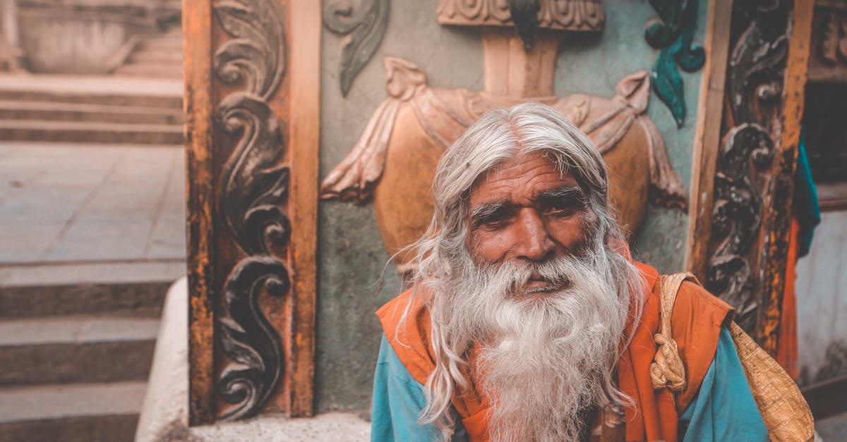 How long does it take to ripen tomatoes in a bag with bananas? - Elderly Hindu man with gray beard in town