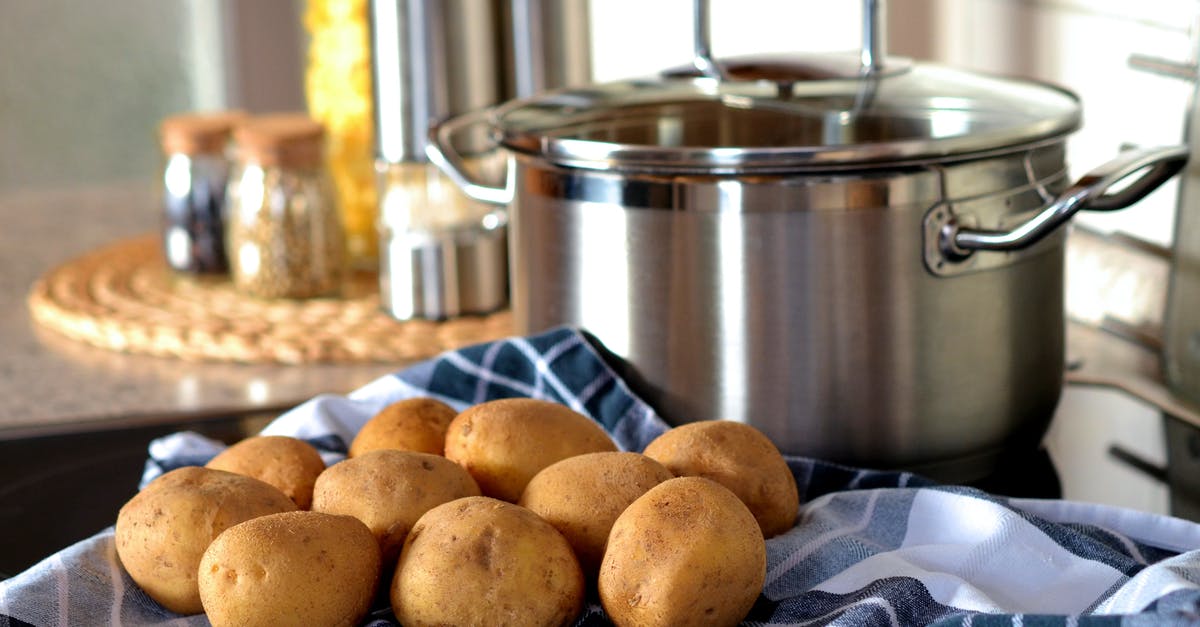 How long should I cook sliced russert potatoes for mashing? - Potatoes Beside Stainless Steel Cooking Pot