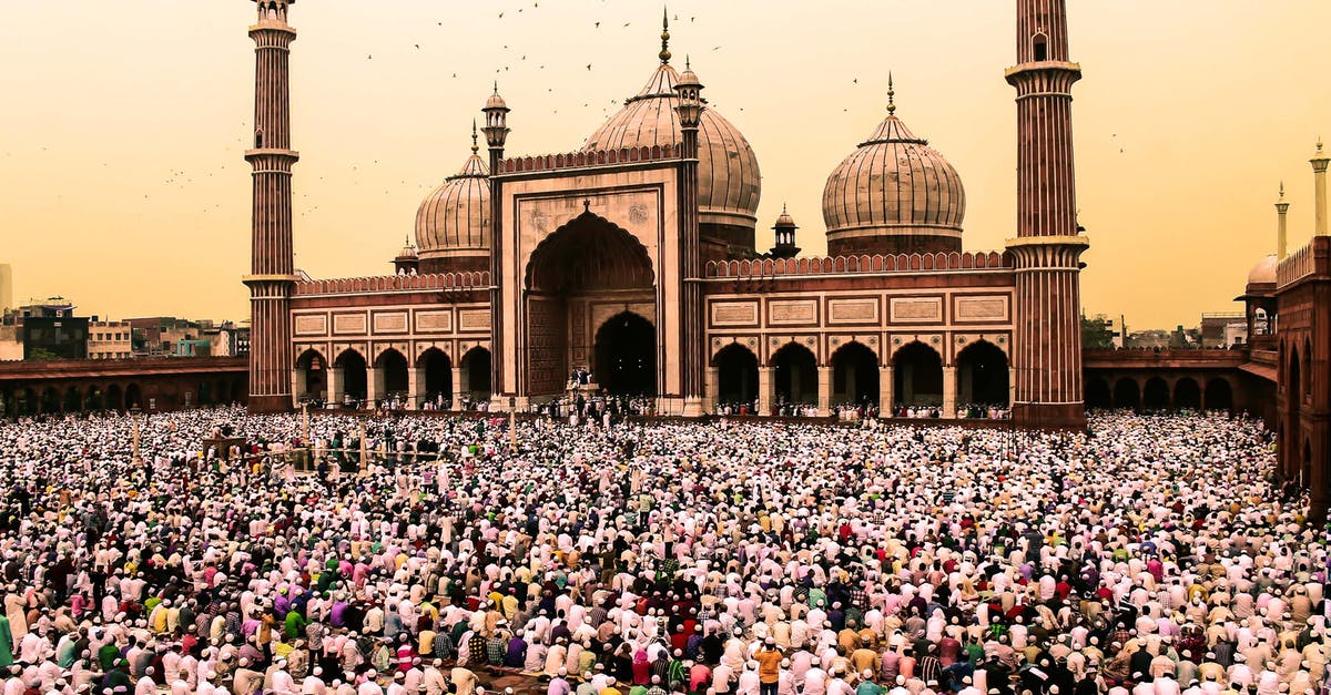 How much does a 2 1/2 square of graham crackers weigh - Photo Of Crowd Of People Gathering Near Jama Masjid, Delhi