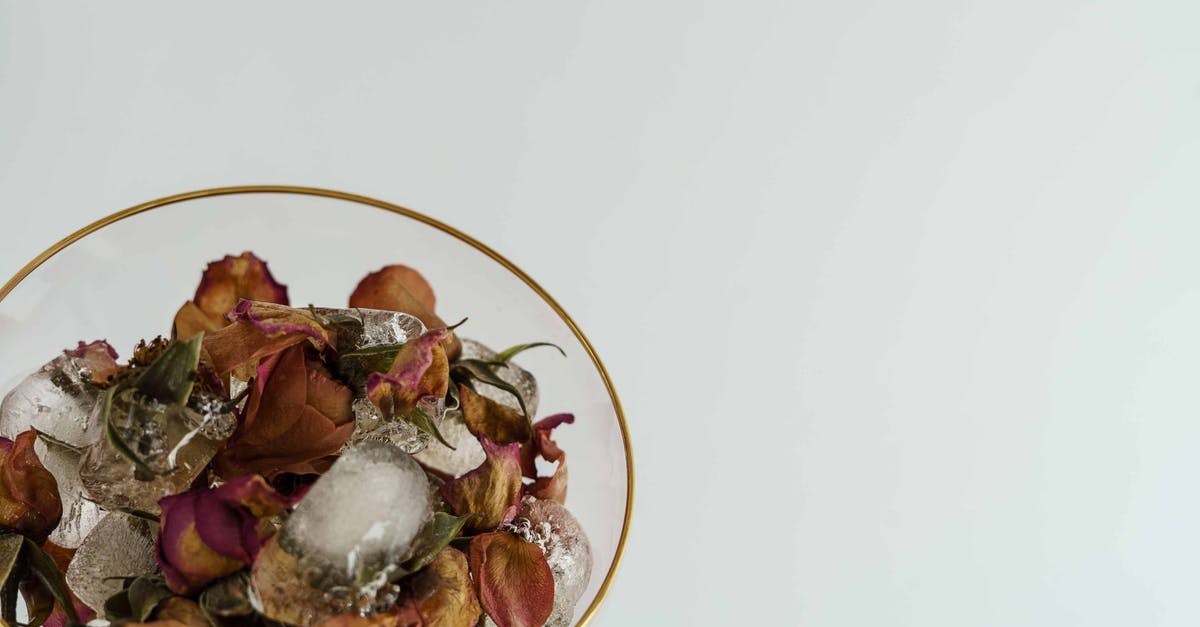 How to achieve freeze dried strawberry flakes? - Glass of ice with dried flower buds